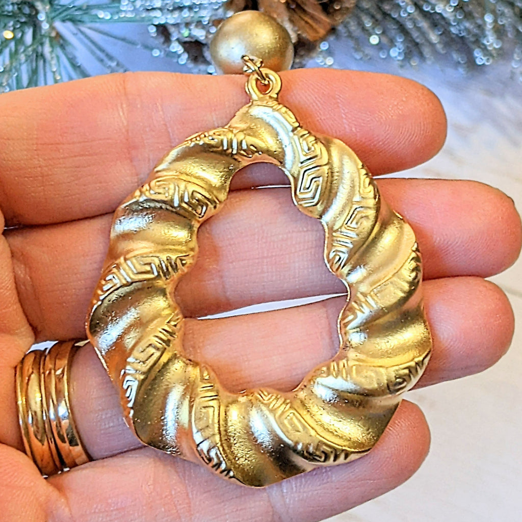 Gold Twisted Oval Pendant