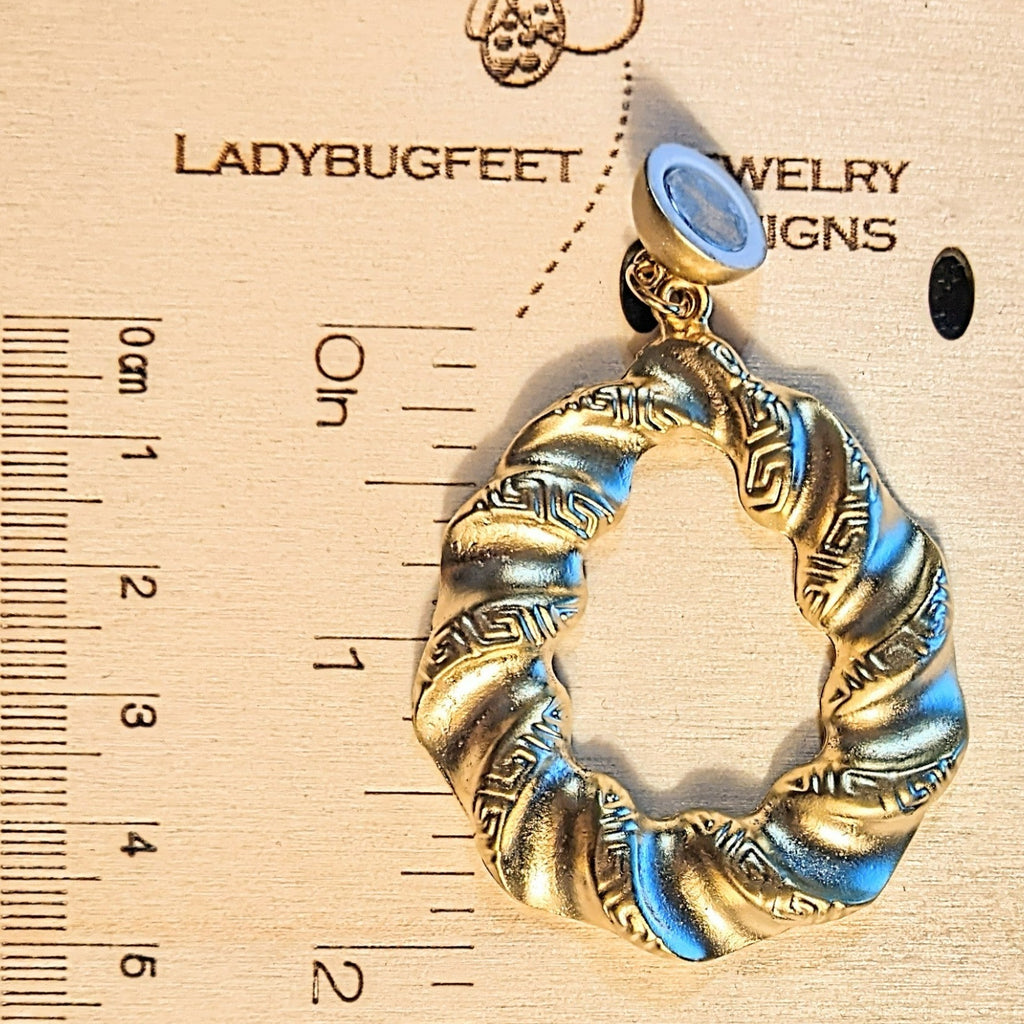 Gold Twisted Oval Pendant