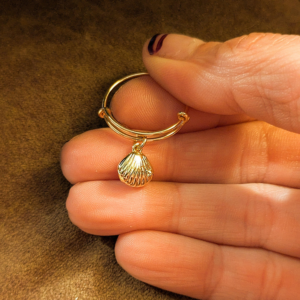 Clam Shell Expandable Charm Ring - Gold