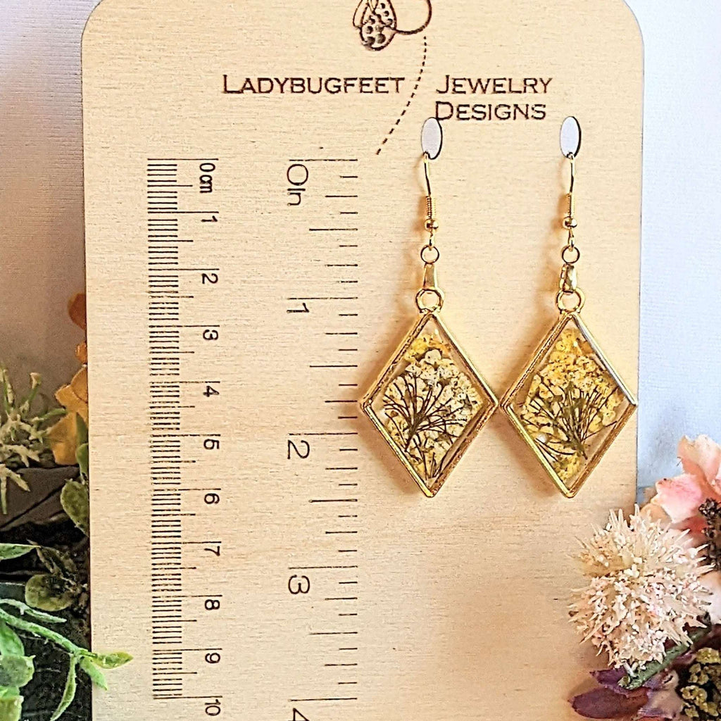 Diamond Shaped Dried Flower Dangle earrings